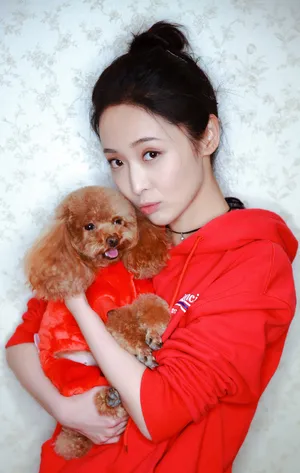 李曼可爱俏皮丸子头写真图片_3