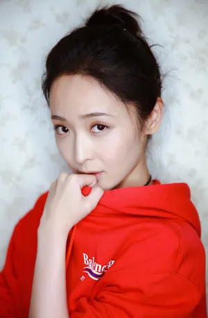 李曼可爱俏皮丸子头写真图片_4