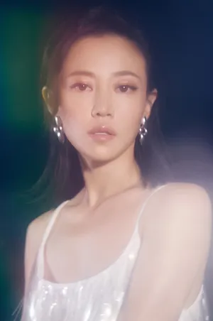谭卓性感妩媚吊带裙活动照图片