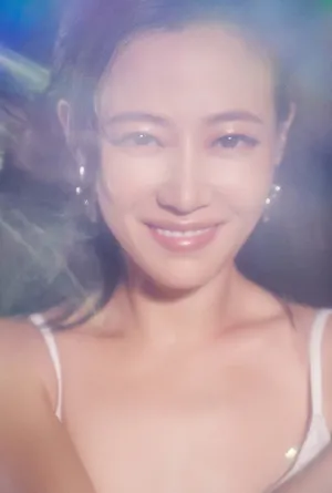 谭卓性感妩媚吊带裙活动照图片_3