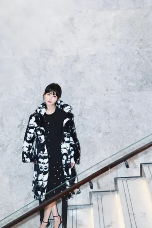 文艺女神谭卓印花大衣个性活动写真图片