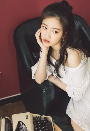 汤梦佳小露香肩养眼迷人写真图片_4