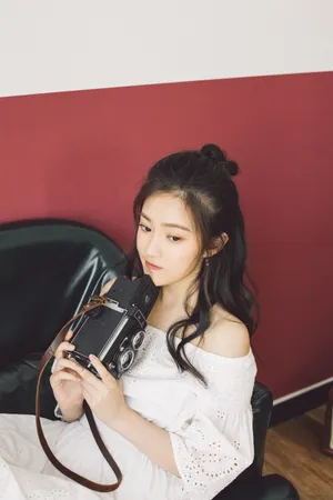 汤梦佳小露香肩养眼迷人写真图片_5