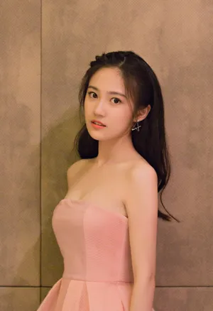 汤梦佳粉嫩抹胸礼服性感迷人图片