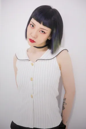 吴莫愁搞怪性感图片