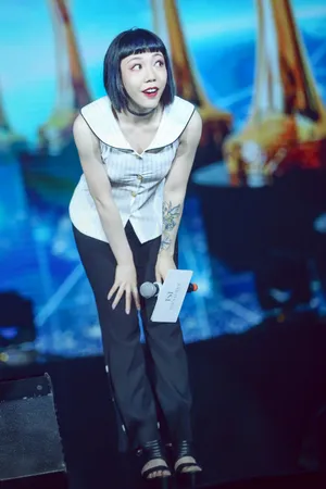吴莫愁搞怪性感图片_5