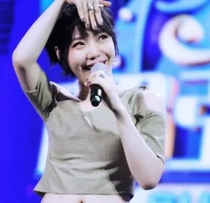 吴莫愁大胆露脐装文艺写真图片