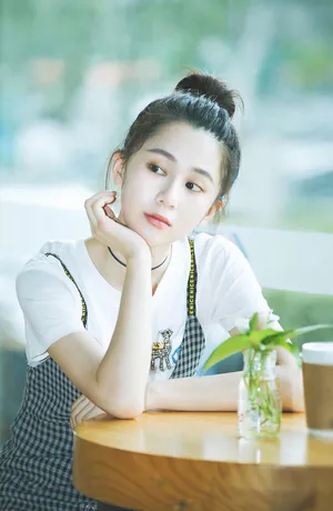 刘颖伦甜美丸子头写真图片_1