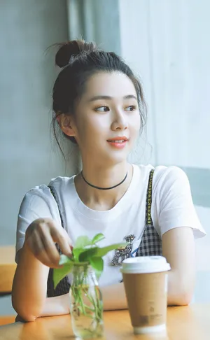 刘颖伦甜美丸子头写真图片_2