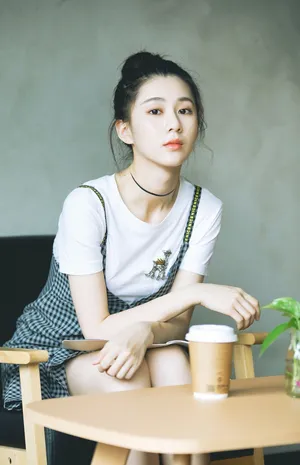 刘颖伦甜美丸子头写真图片_3