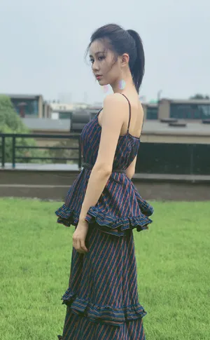 刘颖伦吊带裙写真图片_2