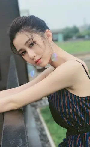 刘颖伦吊带裙写真图片_4