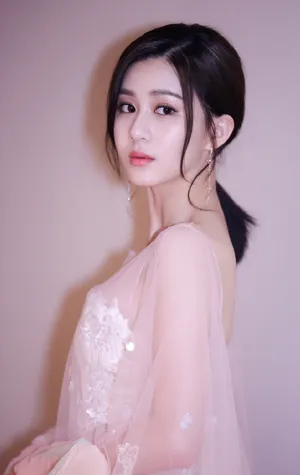 刘颖伦露背白纱裙性感图片_3