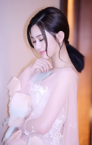 刘颖伦露背白纱裙性感图片_7