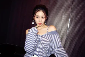 刘颖伦性感露肩活动照图片_3