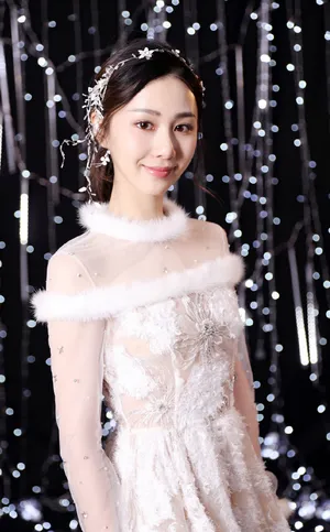 刘颖伦性感仙气白裙写真图片_1