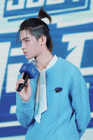 黄明昊菠萝头清新帅气图片_4