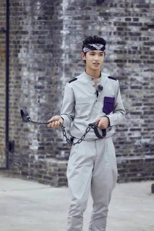 黄明昊《勇敢的世界》帅气图片_3