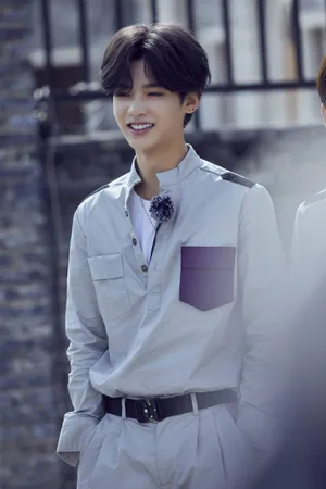 黄明昊《勇敢的世界》帅气图片_4