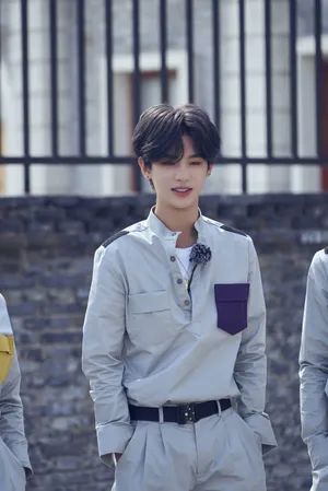 黄明昊《勇敢的世界》帅气图片_5