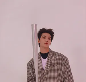 棒球少年黄明昊休闲帅气图片