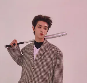 棒球少年黄明昊休闲帅气图片_2