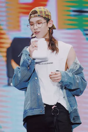 黄明昊Justin长发帅气图片_1