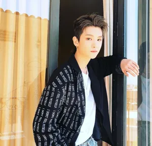 Justin黄明昊酒店帅气图片