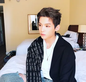 Justin黄明昊酒店帅气图片_3