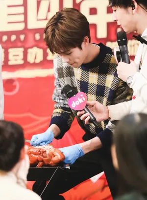 林彦俊明星团年饭帅气图片_5