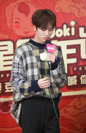 林彦俊明星团年饭帅气图片_7