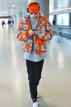 小鬼王琳凯墨镜棒球帽机场图片_6