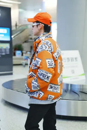 小鬼王琳凯墨镜棒球帽机场图片_8