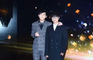 白举纲参加活动的照片华晨宇白举纲2013微博之夜图片