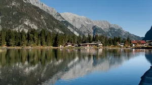 肯尼亚纳库鲁湖风景图片_2