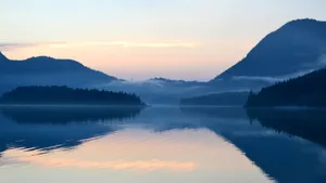 肯尼亚纳库鲁湖风景图片_4