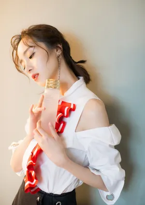 胡冰卿清新性感代言写真图片
