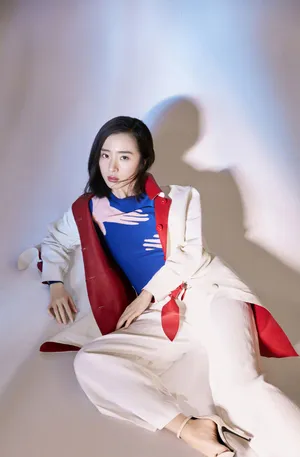 胡冰卿干练轻熟风时尚写真大片