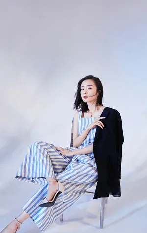 胡冰卿干练轻熟风时尚写真大片_5