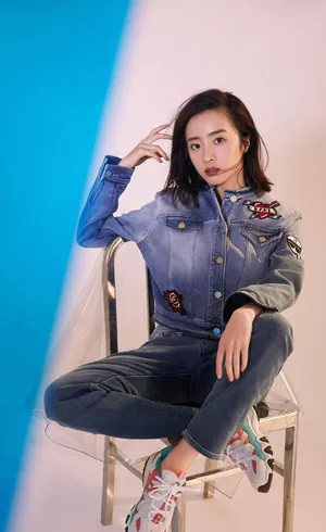 胡冰卿干练轻熟风时尚写真大片_6