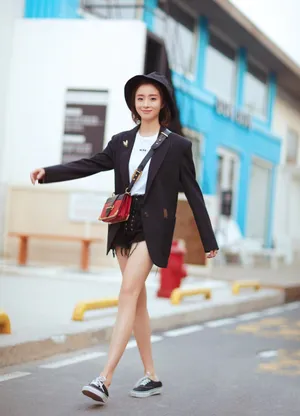 胡冰卿黑西装牛仔短裤街拍写真图片