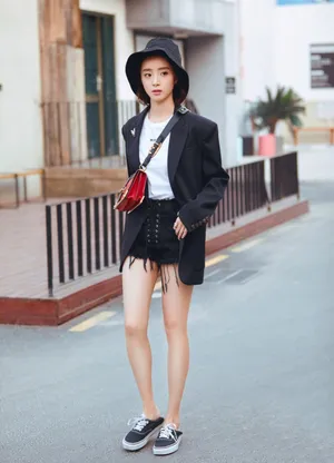 胡冰卿黑西装牛仔短裤街拍写真图片_4