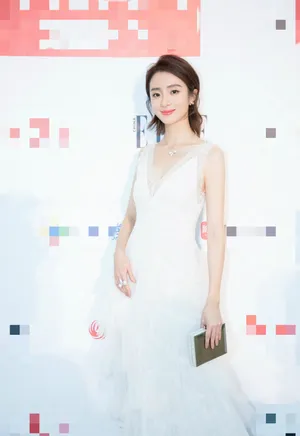 胡冰卿深V白色长裙性感写真图片