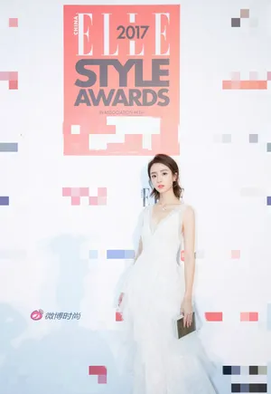 胡冰卿深V白色长裙性感写真图片_2