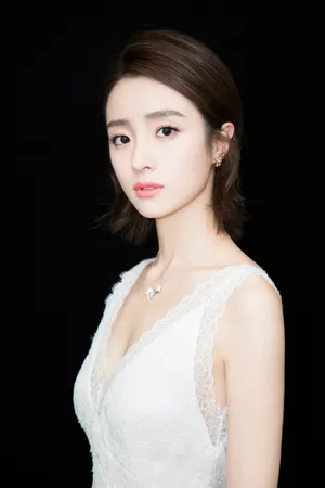 胡冰卿深V白色长裙性感写真图片_7