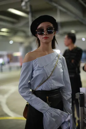 胡冰卿小露香肩机场撩人写真图片_3