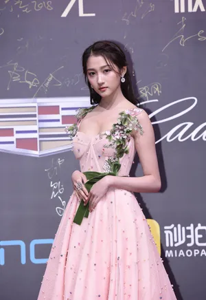 关晓彤微博之夜性感图片_6