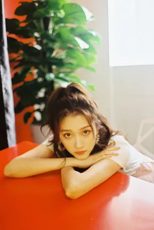 关晓彤静谧胶片风写真图片_3