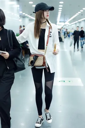 关晓彤修长美腿机场街拍照图片_4