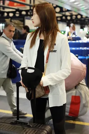 关晓彤修长美腿机场街拍照图片_5